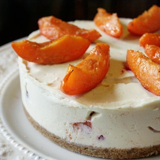 杏とラズベリーのホワイトチョコレートチーズケーキ